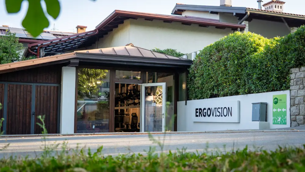 Ergonomski pisarniški stoli in električne dvižne mize v uporabi v podjetju v Novi Gorici