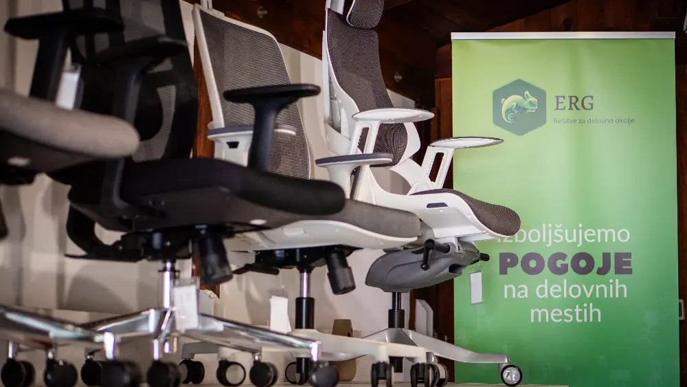 Končni izgled sodobno opremljene pisarne z ergonomskim pohištvom ERG v Novi Gorici
